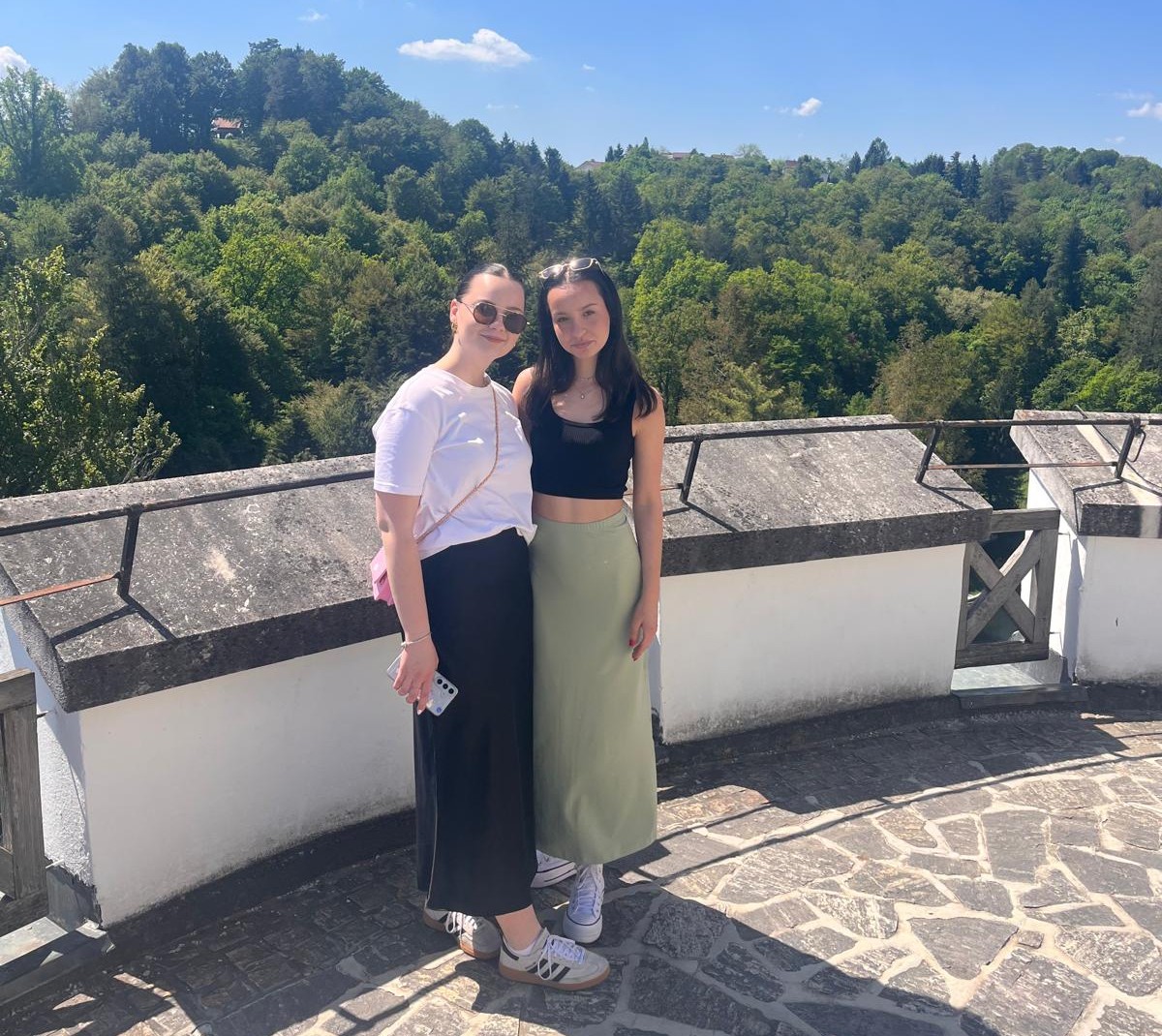 Monika i Laura na izletu na vidikovcu